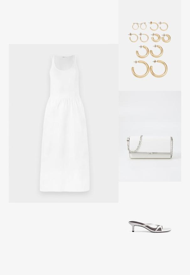Valkoinen maksimekko, jossa on hihaton malli, pyöreä pääntie, vyötäröltä kiristetty ja laskostettu hame. Valmistettu kevyestä kankaasta.; Hopeat korkokengät, joissa on ristikkäiset hihnat, sileä pinta ja terävä kärki. Korko on noin kaksi tuumaa korkea.; MICHAEL Michael Kors MONA - Olkalaukku - optic white; Setti kultaketjua, jossa on erilaisia kokoja ja muotoja, mukaan lukien pieniä, keskikokoisia ja suuria tyylejä, joissa on sileät metallipinnat.