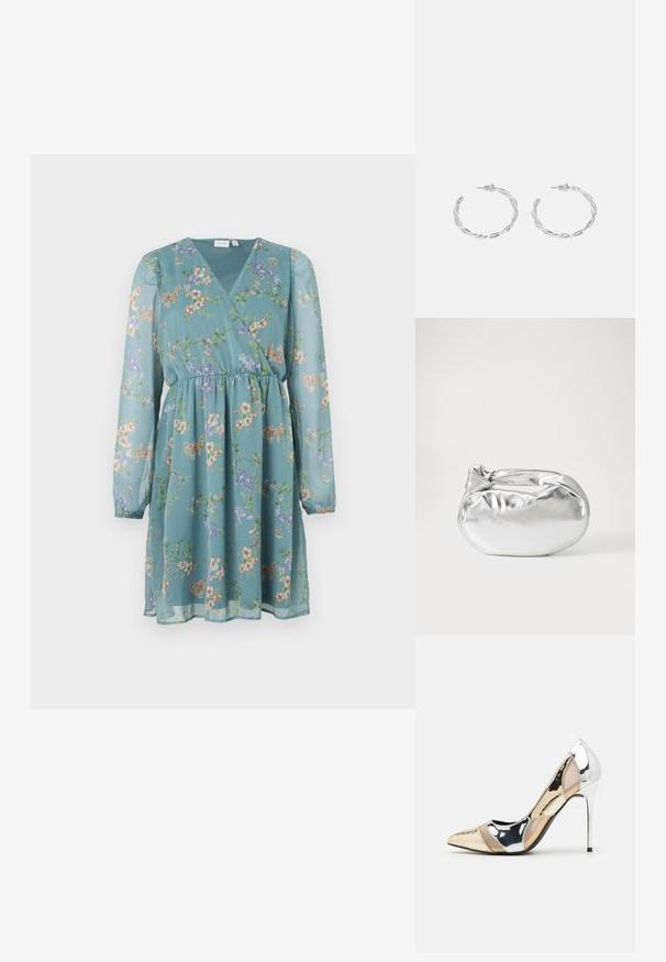 Kvetinové zavinovacie šaty z jemnej, priesvitnej tkaniny v morskej modrej farbe. Majú dlhé rukávy, výstrih do V a z gathered pás s voľným sukňou.; Lodičky s špičatou špičkou v striebornom, zlatom a telovom farebnom prevedení. Lesklý povrch s výrezovým dizajnom, s ihlovým opätkom.; Strieborná metalická taška s mäkkým, zaobleným tvarom a uzáverom s uzlíkom. Vyrobená z hladkej syntetickej kože.; Strieborné kruhové náušnice s prúteným dizajnom, s lešteným povrchom a zapínaním na kolíček. Majú priemer približne 3 cm.