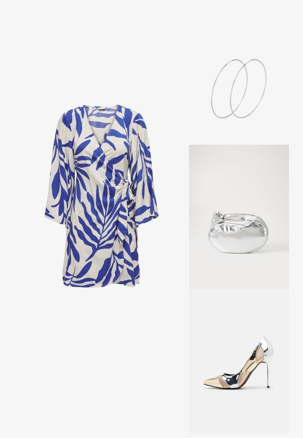 Modrá a bílá volná šaty, s listovými vzory, V-výstřihem, tříčtvrtečními rukávy, bočním zavazováním a volným střihem.; Lodička s špičatou špičkou a kombinací stříbrné, zlaté a tělové barvy. Lesklý povrch s vykrojeným designem, s jehlovým podpatkem.; Stříbrná kovová taška s měkkým, zaobleným tvarem a uzávěrem s uzlem. Vyrobena z hladké umělé kůže.; Stříbrné kruhové náušnice s minimalistickým designem. Kruh, hladký povrch a tenký profil. Lehká konstrukce s lesklým povrchem.