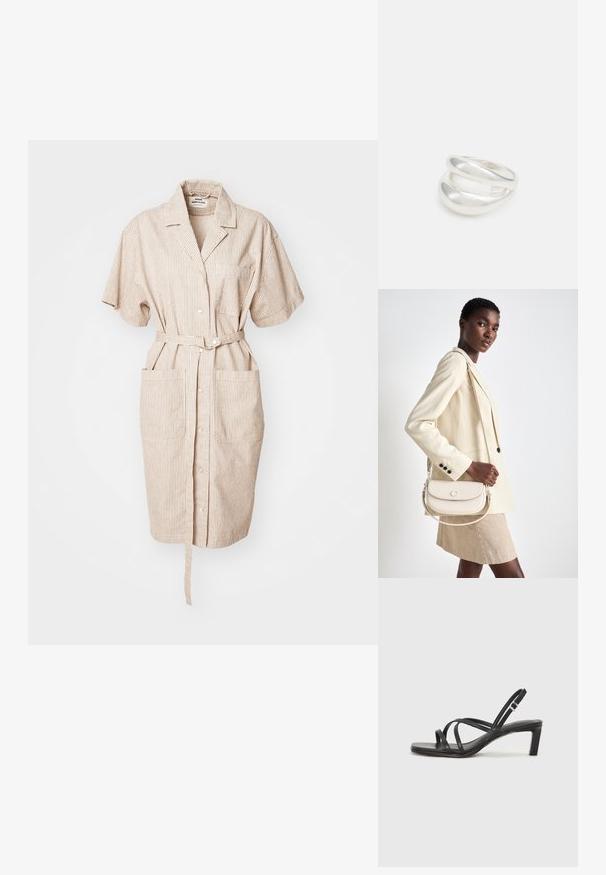 Abito a camicia a righe beige con maniche corte, apertura frontale con bottoni, vita con cintura e grandi tasche laterali. Tessuto testurizzato.; Sandalo nero con cinturini, dalla punta squadrata e tacco basso a blocco. Presenta diversi cinturini sottili e una cinturini regolabile alla caviglia. Realizzato in pelle liscia.; COACH EMMY SADDLE BAG 23 - Borsa a mano - chalk; Anello doppio in argento con superficie liscia e lucida. Presenta un design fluido e curvo con sezioni sovrapposte per un aspetto moderno.