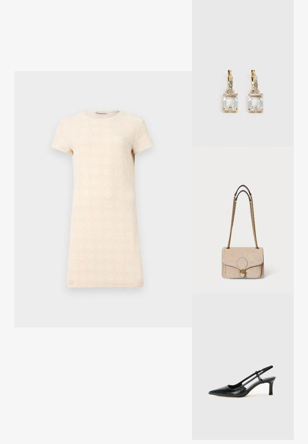 Kurzärmeliges Kleid in hellbeige mit einem strukturierten Muster aus Rauten. Schlichter, gerader Schnitt mit rundem Ausschnitt.; Schwarze Lack-Slingback-Pumps mit spitzem Zehenbereich, versehen mit strukturiertem Schlangenprint, verstellbarem Riemen und einem kurzen, strukturierten Blockabsatz.; Beige Wildleder-Handtasche mit goldenen Kettenriemen, strukturiertem rechteckigen Format, gestickten Details und einem goldenen Logo-Akzent auf der Vorderseite.; Ohrringe in Goldfarbe mit einem rechteckigen, durchsichtigen Kristall, der unter einer Reihe kleiner, runder klarer Akzente hängt. Elegantes, modernes Design.