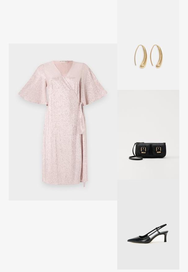 Rózsaszín csillogó ruha rövid, széles ujjakkal, V-nyakkivágással, aszimmetrikus hempergővel és a deréknál illeszkedő övvel, mely strukturált anyagból készült.; Fekete lakk slingback sarok, hegyes orral, texturált kígyómintával, állítható pánttal és rövid, texturált tömbsarkal.; Fekete bőr keresztbody táska két elülső zsebbel, arany csattokkal, cipzáras záródással és vékony pánttal. Textúrált felület és kompakt téglalap alak.; Aranyszínű fémből készült karika fülbevalók ívelt, hosszúkás formával. Simaságával és fényes felületével, valamint lekerekített végével további részletekkel bővül.