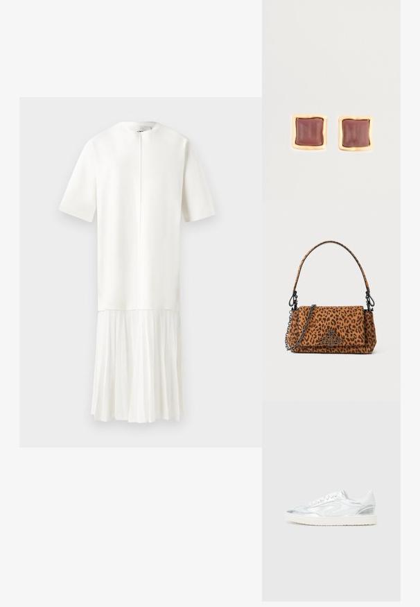 Rochie albă cu mâneci scurte, decolteu rotund și un top texturat. Partea de jos are un design plisat dintr-un material moale și fluid.; Tenisi albi cu accente metalice argintii, textură netedă, vârf rotund, talpă plată și design tradițional cu șireturi.; Geantă de mână cu imprimeu leopard, realizată din suede, cu o mânere scurtă, un curea din lanț și un închizător din metal negru. Formă rectangulară cu închidere prin clapetă.; Cercei pătrați cu un centru de un burgund profund, înconjurat de un cadru texturat de culoare aurie. Suprafață netedă cu margini rotunjite.