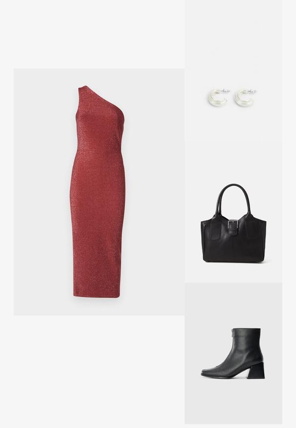 Asimetrična crvena haljina s jednim ramenom, izrađena od svjetlucavog, teksturiranog materijala. Silueta koja prati tijelo s haljinom srednje dužine.; Crne kožne gležnjače sa četvrtastim vrhom, bočnim patentnim zatvaračem i blok petom na jednostavnoj svijetloj pozadini.; Crna kožna torba za nošenje s glatkom teksturom, strukturiranim oblikom, dvije ručke i istaknutim srebrnim kopčanjem na prednjoj strani.; Srebrne naušnice u dizajnu uvrnutih obruča, s teksturiranom površinom i rebrastim detaljima, osigurane kopčom na post.
