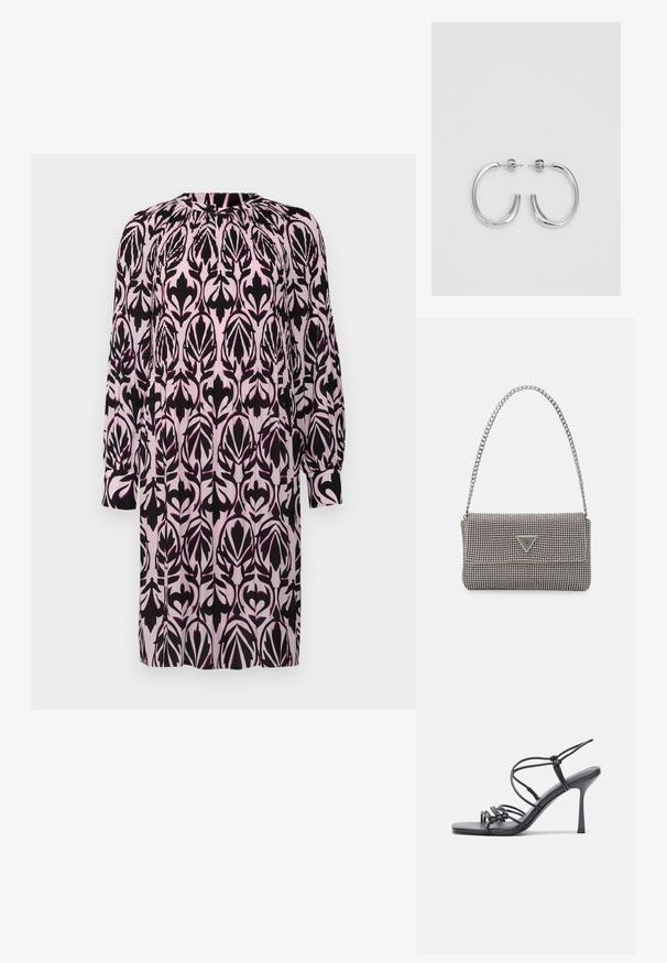 Langarmkleid aus pinkem Stoff mit einem schwarz-lila Blumenmuster. Es hat einen runden Ausschnitt und Raffungen an den Ärmeln.; Schwarze, hochhackige Sandalen mit dünnen Riemen und einem geknoteten Design, einer glatten, rechteckigen Zehenpartie und einem eleganten Stiletto-Absatz.; Hellegraue metallische Handtasche mit einer Kettenriemen, verziert mit kleinen kreisförmigen metallic Nieten und einem dreieckigen Markenlogo.; Silberne Creolen mit einer glatten, glänzenden Oberfläche. Abgerundete Form, leichtes Design, mit einer Steckverschluss.