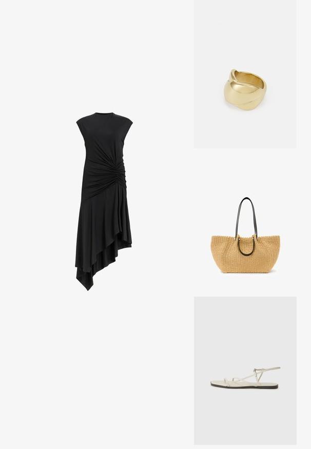 Čierne bezrukávové šaty s nariasením na boku, s asymetrickým lemom, ktorý sa elegantne drape. Mäkka textúra látky.; Béžové ploché sandále s viacerými štíhlymi popruhmi a nastaviteľnou prackou. Podrážka je plochá s jemným tmavým kontrastom na okraji.; Tkaná slaměná taška v béžové barvě s černými koženými popruhy a stříbrnými kovovými doplňky. Prostorný, zakřivený tvar s texturovaným povrchem.; Zlatá prstene s hladkým, skrúteným dizajnom. Má lesklý povrch a zaoblené okraje, čím vytvára bezproblémový, plynulý tvar.