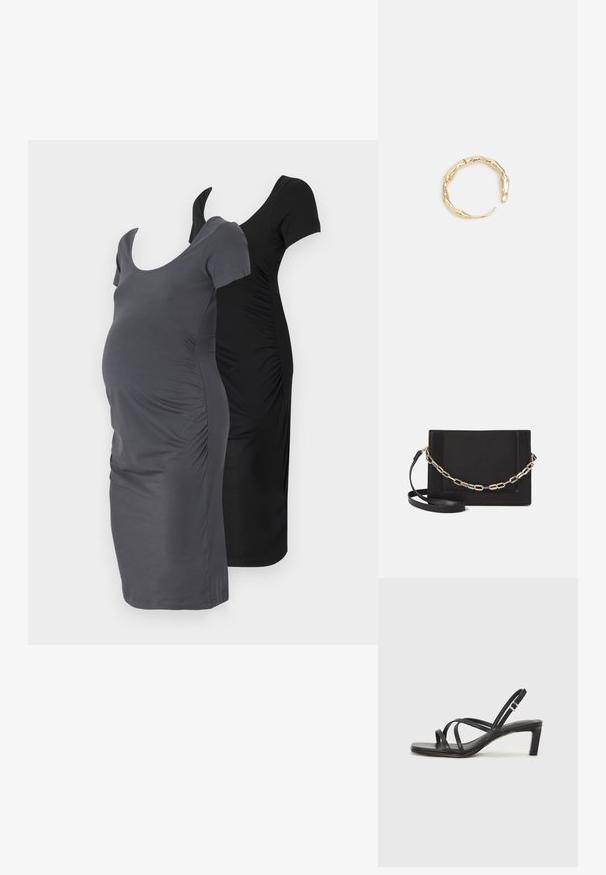 Dwie sukienki ciążowe: jedna w ciemnoszarym kolorze, druga w czarnym. Obie mają krótkie rękawy, okrągłe dekolty, marszczenia po bokach i dopasowany krój.; Czarne sandały na obcasie z prostokątnym noskiem i niskim słupkowym obcasem. Posiadają wiele cienkich pasków i regulowany pasek na kostkę. Wykonane z gładkiej skóry.; Czarna skórzana torebka typu crossbody z gładką teksturą, prostokątnym kształtem oraz metalowym detalem w postaci łańcuszka z przodu. W zestawie regulowany pasek.; Pierścionek w odcieniu złota z organicznym, skręconym wzorem, o gładkiej fakturze i zwężających się końcach, tworzący nowoczesny, rzeźbiarski wygląd.