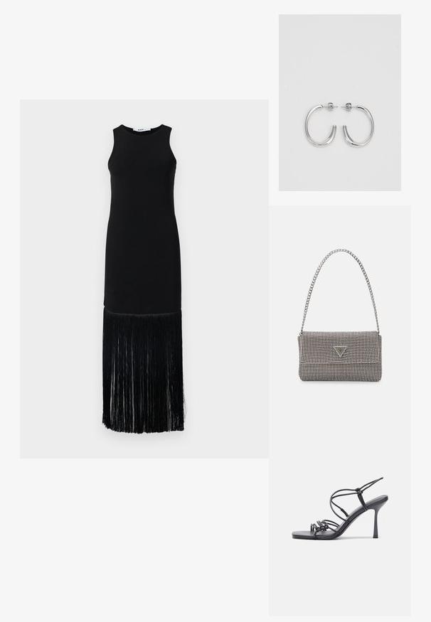Czarna sukienka bez rękawów z dopasowaną górą i długim frędzlami na końcu, wykonana z gładkiego materiału z teksturowanym detalem frędzli na dole.; Czarne sandały na wysokim obcasie mają cienkie paski z węzłowym wzorem, gładki, kwadratowy czubek i smukły obcas w stylu szpilki.; Jasnoszara metaliczna torebka na łańcuszku, ozdobiona małymi okrągłymi metalowymi ćwiekami oraz trójkątnym logo marki.; Srebrne kolczyki na biglu o gładkim, błyszczącym wykończeniu. O zaokrąglonym kształcie, lekkim designie, z zamknięciem na zatrzask.