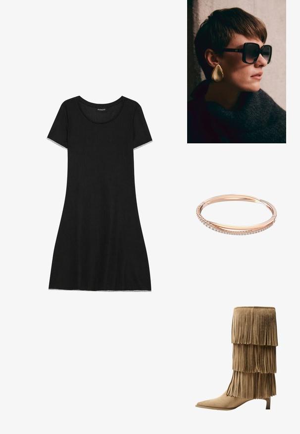 Schwarzes Kurzarmkleid mit rundem Ausschnitt, aus geripptem Stoff gefertigt. Hat einen geraden Schnitt und dezente Verzierungen an den Ärmelenden.; Fransen-Stiefelette aus taupefarbenem Wildleder mit drei Lagen Fransen. Spitz zulaufende Zehenpartie und ein niedriger Blockabsatz. Durchgehend glatte Oberfläche.; Schwarze, übergroße Sonnenbrille mit dunklen Gläsern und goldenen Details, kombiniert mit einem großen, glänzenden goldenen Tropfenohrring. Dunkler, strukturierter Schal.; Roségold-Armband mit zwei ineinandergreifenden Bändern, von denen eines mit einer Reihe von Diamanten verziert ist, und einer schlanken Oberfläche mit glatten Kanten.