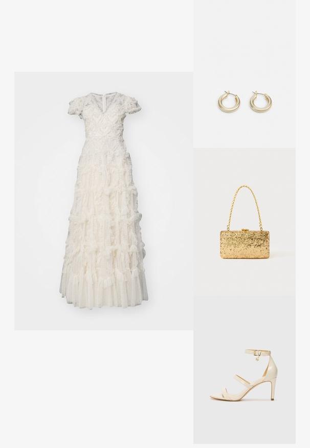 Needle & Thread AMORETTE V NECK GOWN - Gallakjole - cream; Beige høje hæle sandaler med tynd ankelrem og to øvre remme. Glanset lakfinish og guld hardware detalje på ankelremmen.; Gylden paliet pung i rektangulær form, med et snoet kædehåndtag og en metalspænde lukning, der reflekterer lys med en struktureret overflade.; Lauren Ralph Lauren BASIC SMALL HOOP - Øreringe - gold-coloured