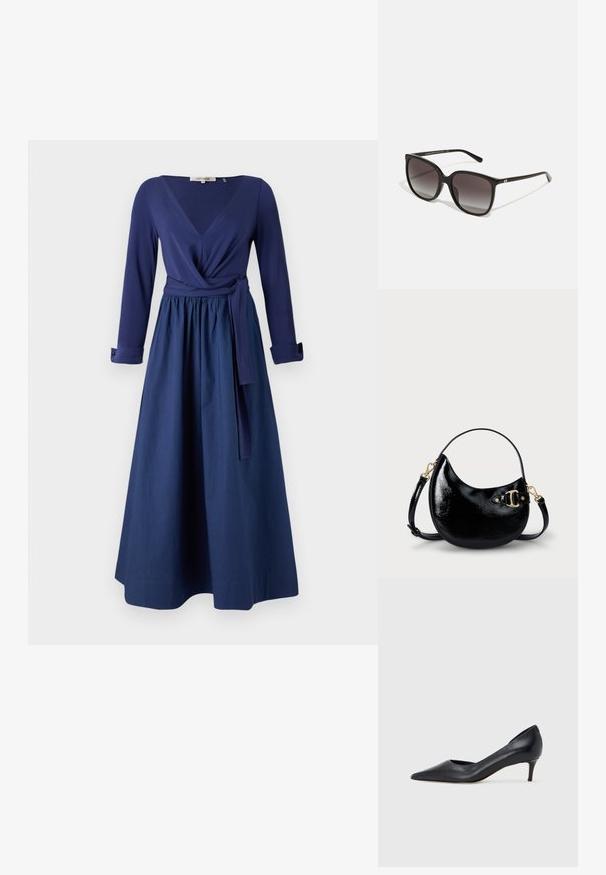 Vestido azul-marinho com mangas longas, decote em V, design envelope e cintura com cinto. Saia fluida com uma textura suave.; Sapato de salto alto preto em pele com bico fino e salto baixo. Apresenta uma textura suave e brilho subtil. Corte aberto na parte da frente para um detalhe adicional.; Óculos de sol retangulares pretos com lentes graduadas, estrutura em plástico e detalhe em metal no suporte. Design clássico com textura suave.; Bolsa de señora em couro verniz preto com forma curva, alça ajustável e detalhes em metal dourado na lateral. Textura suave e brilhante.