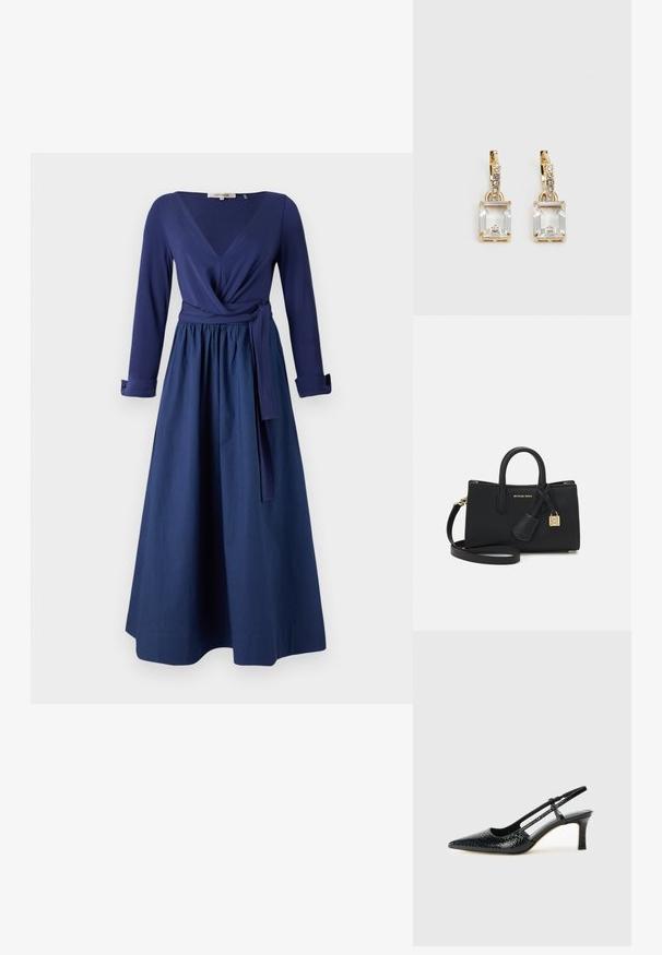 Námornícky modré šaty s dlhými rukávmi, výstrihom do V, zavinovacím dizajnom a opaskom v páse. Prúdiaca sukňa s hladkou textúrou.; Čierne patentové slingback topánky na ihlovom podpätku s špicatou špičkou, s textúrovaným hadím vzorom, nastaviteľným popruhom a krátkym, textúrovaným blokovým podpätkom.; Čierna kožená kabelka so štruktúrovaným dizajnom, hornými uchami a odnímateľným ramenným popruhom. Obsahuje zlaté kovania a prívesok s logom.; Náušnice v zlatej farbe, ktoré majú obdĺžnikový, transparentný kryštál visiaci pod radom malých, guľatých, čírych akcentov. Elegantný, moderný dizajn.