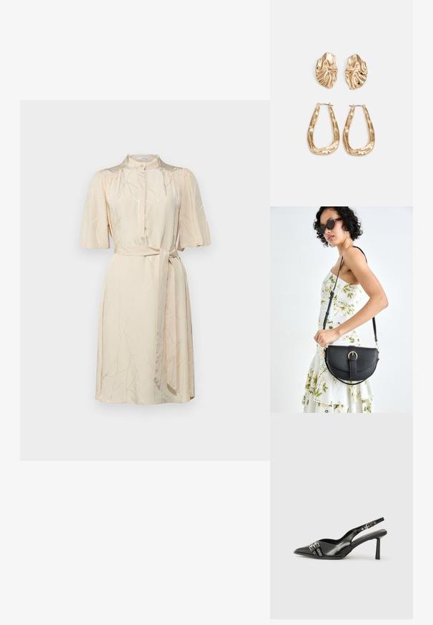 Beżowa sukienka z krótkimi rękawami, wysokim kołnierzem, złożonym fasonem i subtelnymi wzorami liści. Wykonana z gładkiego, lekkiego materiału z paskiem.; Czarne lakierowane buty typu slingback z ostrym noskiem, paskami na kostkach z srebrnymi klamrami i elementami metalowymi oraz smukłym obcasem.; Czarna skórzana torebka o zakrzywionym kształcie, z odpinanym paskiem i złotymi akcentami. Torebka posiada klapę z zapięciem w kształcie klamry.; Złote kolczyki w odcieniu, prezentujące teksturowane, faliste kształty. Zawierają rzeźbiarskie klipsy i otwarty projekt kółek z młotkowanym wykończeniem.