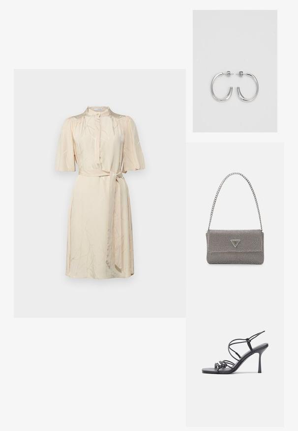 Vestido beige con mangas cortas, un cuello alto, un diseño cruzado y sutiles patrones de hojas. Hecho de una tela suave y ligera con un cinturón.; Las sandalias negras de tacón alto presentan finas correas con un diseño anudado, una punta cuadrada suave y un elegante tacón de aguja.; Bolso de mano metálico gris claro con una cadena como asa, adornado con pequeños remaches metálicos circulares y un logotipo de marca en forma triangular.; Aros de plata en forma de aro con un acabado liso y brillante. Diseño redondeado y ligero, con cierre de tipo post-back.