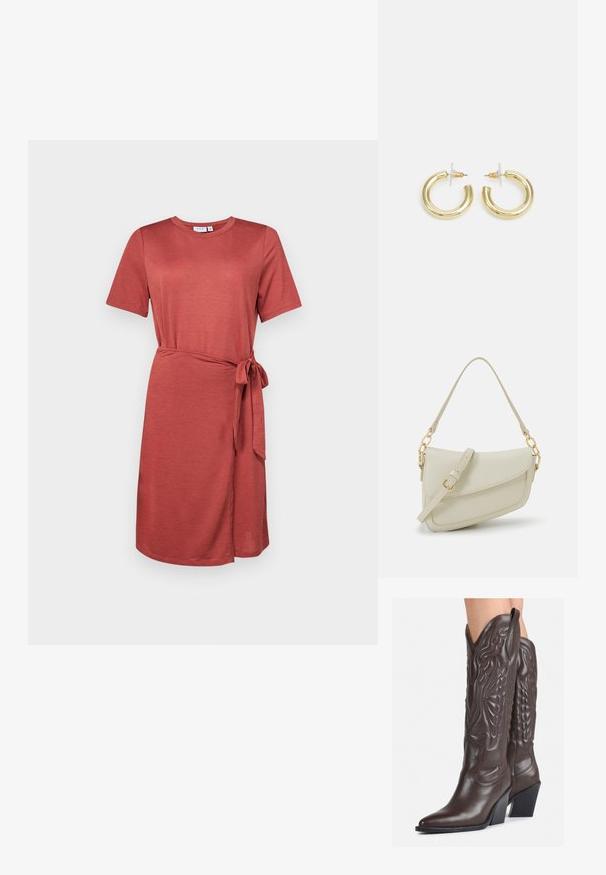 Šaty v rustikálnej farbe vyrobené z mäkkej textílie, s krátkymi rukávmi, okrúhlym výstrihom, viazaním v páse a dĺžkou po kolená.; Hnedé kožené kovbojské topánky s špicatou špičkou a blokovým podrážkou, so zložitým prešívaním a vyvýšenými akcentmi na puzdre.; Malá krémová kabelka s textúrovaným povrchom, dlhým nastaviteľným popruhom, reťazovým detailom a klopovým uzáverom. Zlaté kovové prvky.; Zlaté kruhové náušnice s hladkým, lesklým povrchom. Cirkulárny dizajn s malým steblom a jasným záznamom pre bezpečné nosenie.