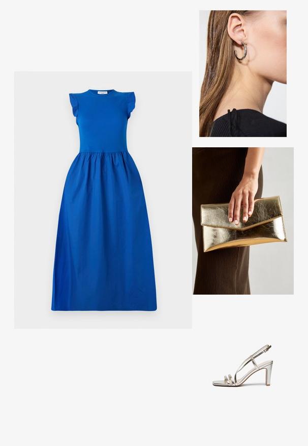 Modra obleka z oprijetim korzetom in kratkimi volančki, ki prehaja v obsežno, nabran krila iz gladkega blaga.; Metalne srebrne sandale na visoki peto z odprtim prstom, ki imajo tri tanke naramnice čez nogo in naramnico okoli gležnja z zaponko.; Zlatna metalna torbica s glatko teksturo, ki ima trikotno zapiranje. Roka, ki jo drži, ima lepo urejene nohte.; Srebrna obročasta uhana s polirano površino, ki vključuje majhne zlate poudarke in okroglo obliko, nošena na ušesnem lobu.