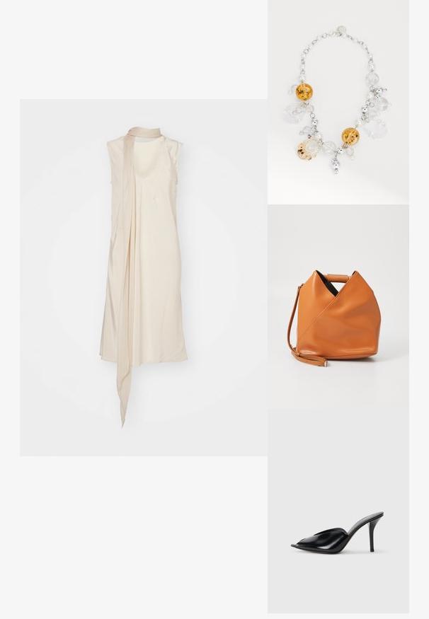 Helmut Lang SCARF - Vapaa-ajan mekko - oat; Musta nahkainen korkeakorkoinen mules-malli, avoimella varpaalla, terävä muotoilu, sileä pinta ja kapea stilettokorko.; Ruskea nahkainen käsilaukku, jossa on ainutlaatuinen kolmion muotoinen taitosdesign, yläkahva ja irrotettava olkahihna valkoisella taustalla.; Kaulaketju, jossa on meripihkaa, kirkasta ja hopeisia helmiä, joissa yhdistyvät pyöreät ja soikeat muodot, yhdistetty hopeaketjulla ja korostettuna helmillä.