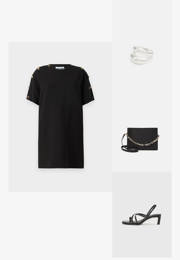 Črna majica s kratkimi rokavi iz gladkega materiala, z velikimi okrasnimi gumbi na ramenih in sproščenim krojem. Okrugel izrez.; Črne natikače s trakovi in kvadratnim prstom ter nizkim blokastim peto. Imajo več tankih trakov in nastavljiv trak okoli gležnja. Narejene so iz gladkega usnja.; Črna usnjena torba čez ramo z gladko teksturo, pravokotno obliko in kovinskim verižnim detajlom spredaj. Vključena je nastavljiva naramnica.; Srebrn dvojni prstan z gladko, polirano površino. Ima tekoč, ukrivljen dizajn z prekrivajočimi se sekcijami za sodoben videz.