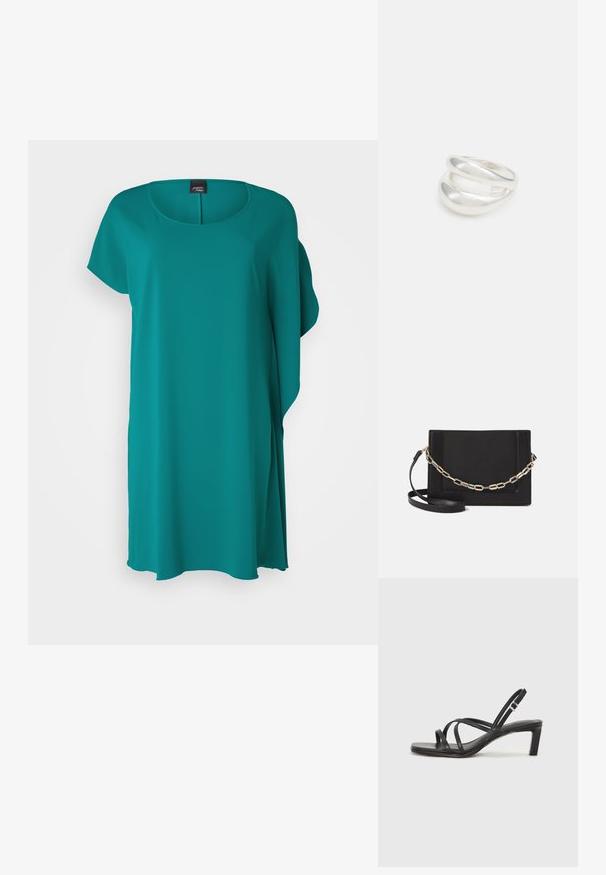 Mėlyna suknelė su apvalia iškirpte, trumpomis rankovėmis ir laisvu siluetu. Pagaminta iš lygaus, lengvo audinio su plaukiančiu siluetu.; Juodi šlepetės su kvadratiniu pirštu ir žemu bloku kulnu. Yra keli ploni dirželiai ir reguliuojamas kulkšnies diržas. Pagaminti iš lygios odos.; Juodas odinis per petį nešiojamas krepšys turi lygų paviršių, stačiakampio formą ir metalinę grandinėlę priekyje. Pridedama reguliuojama dirželis.; Sidabrinis dvigubas žiedas su lygiu, poliruotu paviršiumi. Pasižymi sklandžiu, kreiptu dizainu su persipinančiomis dalimis, suteikiančiomis modernų išvaizdą.