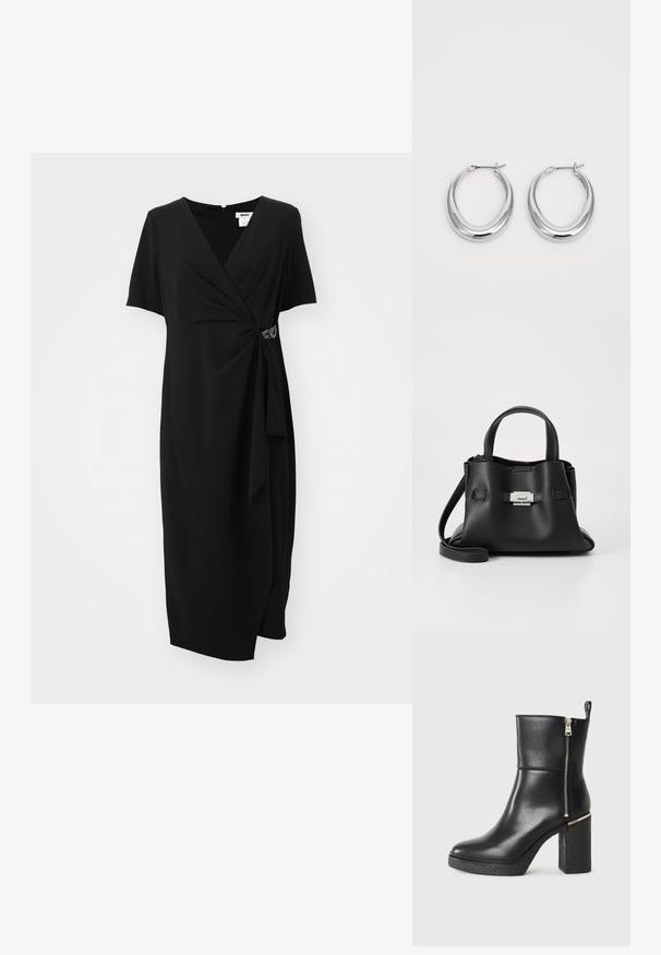 Černé šaty s krátkými rukávy, se zavinovacím designem a přehozeným předním dílem. Obsahují dekorativní metalický akcent v pase. Hladká textura látky.; Černé kotníkové boty vyrobené z hladké kůže, s bočním zipem a texturovaným blokovým podpatkem. Design na klips s kulatou špičkou.; Černá kožená kabelka s texturovaným povrchem, vybavená dvěma horními uchy, odnímatelným ramenním popruhem a stříbrným detailem s uzávěrem.; Pár leštěných stříbrných půlměsíčních náušnic s kloubovými sponami na bílém pozadí.