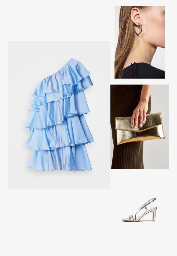 Šviesiai mėlyna vieno peties suknelė, pagaminta iš vingiavimo audinio, su daugybe volanų sluoksnių ir švelnia, blizgia tekstūra.; Metallic sidabriniai aukštakulniai sandalai su atvira nosimi, turintys tris plonas dirželius per pėdą ir kulkšnies dirželį su sagtimi.; Auksinės metalinės rankinės su lygiu paviršiumi, kuri turi trikampio formos užsegimą. Ranką laikančioji turi tvarkingai prižiūrėtus nagus.; Sidabrinė lankinė auskarai su poliruotu paviršiumi, turintys mažus auksinius akcentus ir apvalią formą, dėvimi ant ausies kaušelio.