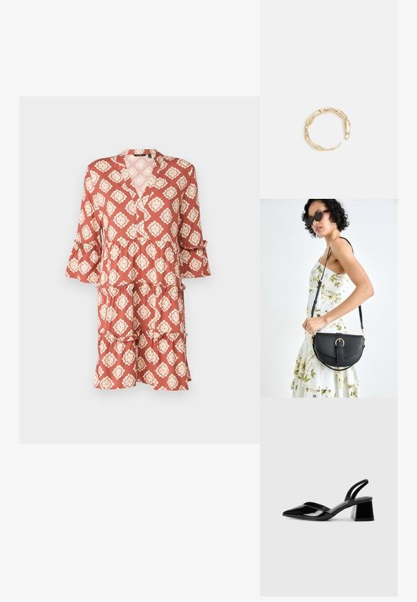 Haljina boje hrđe s cvjetnim uzorkom, v-izrezom, višeslojnim volanima i rukavima do tri četvrtine. Napravljena od lagane tkanine.; Crne lakirane kožne sandale s otvorenom petom i špicastim vrhom, s geometrijskom blok petom. Imaju elegantan, minimalistički dizajn i glatku teksturu.; Crna kožna torba s lukovitim oblikom, odvojivim remenom i zlatnim detaljima. Torba ima preklop s kopčom.; Prsten u zlatnoj nijansi s organskim, uvijenim dizajnom, glatkom teksturom i suženim krajevima, koji stvara moderan, skulpturalni izgled.