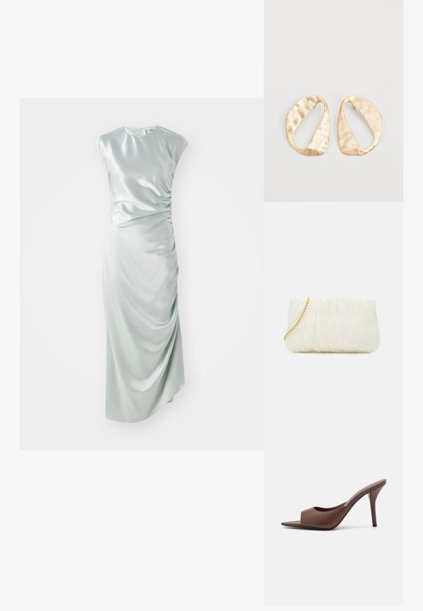 Rochie midi din satin de culoare verde deschis, cu mâneci scurte, decolteu rotund, detalii cu pliere laterală și o siluetă ajustată.; Mule-uri din piele maro, cu vârf deschis și toc înalt, cu un design elegant, având o curea frontală lată și un toc subțire de tip stiletto.; Geantă de mână albă texturată, cu un design strâns, având o curea de lanț aurie. Finisaj neted cu valuri subtile și margini rotunjite.; O pereche de cercei din metal de culoare aurie, cu formă ovală neregulată, având o suprafață texturată, ușor ciocănită, pe un fundal alb.