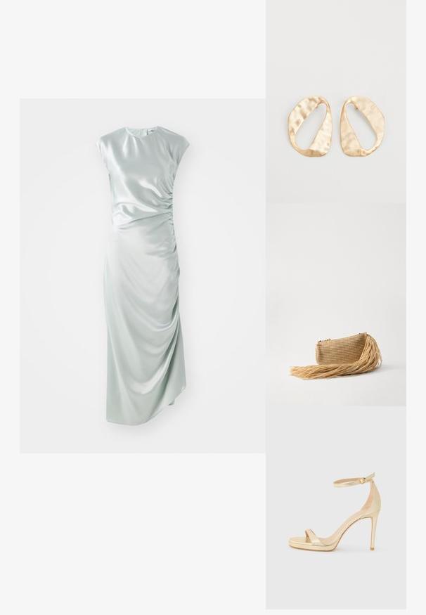 Satin midi klänning i ljusgrön, med korta ärmar, rundad halsringning, detaljer med sidofrämjande rynkning och en figurnära silhuett.; Guldmetallisk högklackad sandal med öppen tå, ankelrem med spänne och plattformssula för extra höjd. Slät yta.; Cult Gaia VIERA - Kuvertväska - natural; Ett par oregelbundna ovalformade örhängen i guldtonad metall med en strukturerad, något hamrad yta på en vit bakgrund.