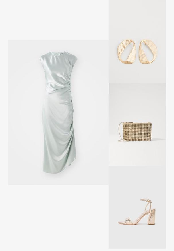 Saténové midi šaty v jemně zelené barvě, s krátkými rukávy, kulatým výstřihem, bočním nařasením a přiléhavým střihem.; Zlaté metalické sandály na vysokém podpatku mají široký pásek přes prsty, nastavitelný pásek kolem kotníku a strukturální blokový podpatek.; Loeffler Randall YASMINE FLAT CLUTCH - Taška s příčným popruhem - gold; Pár nepravidelných oválných náušnic z kovu pozlaceného zlatem s texturovaným, mírně kladivkovým povrchem na bílém pozadí.