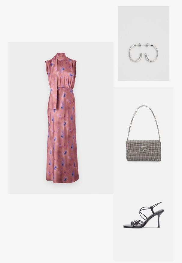 Robe longue sans manches en satin rose doux avec des motifs floraux en bleu et violet. Elle présente un col haut et un accent en tissu noué à la taille.; Des sandales noires à talons hauts avec des fines lanières au design noué, un bout carré lisse et un talon aiguille élégant.; Sac à main en métal gris clair avec une bandoulière en chaîne, orné de petits clous métalliques ronds et d'un logo de marque triangulaire.; Boucles d'oreilles en argent avec une finition lisse et brillante. Forme arrondie, conception légère, avec un fermoir à tige.