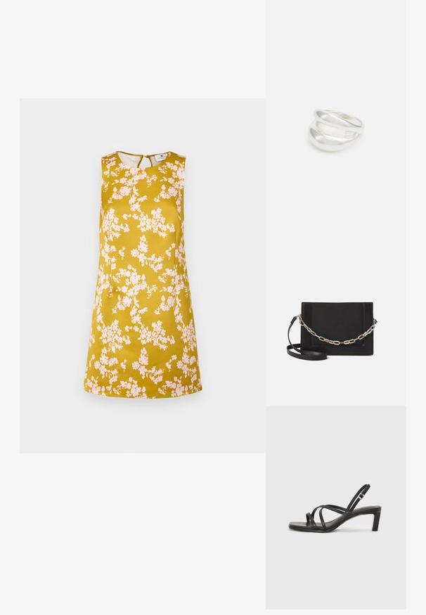 Blumenkleid in senfgelb mit rosa Blumen. Ärmeloses Design, runder Ausschnitt und ein Schlüsselaugen-Ausschnitt am Rücken. Glatter Stoff.; Schwarze Sandale mit Riemchen, quadratischer Zehenform und niedrigem Blockabsatz. Verfügt über mehrere dünne Riemen und einen verstellbaren Knöchelriemen. Hergestellt aus glattem Leder.; Schwarze Leder-Crossbody-Tasche mit glatter Textur, rechteckiger Form und metallic-kettendetail auf der Vorderseite. Verstellbarer Gurt inklusive.; Silberner Doppelring mit einer glatten, polierten Oberfläche. Verfügt über ein fließendes, kurviges Design mit überlappenden Abschnitten für einen modernen Look.
