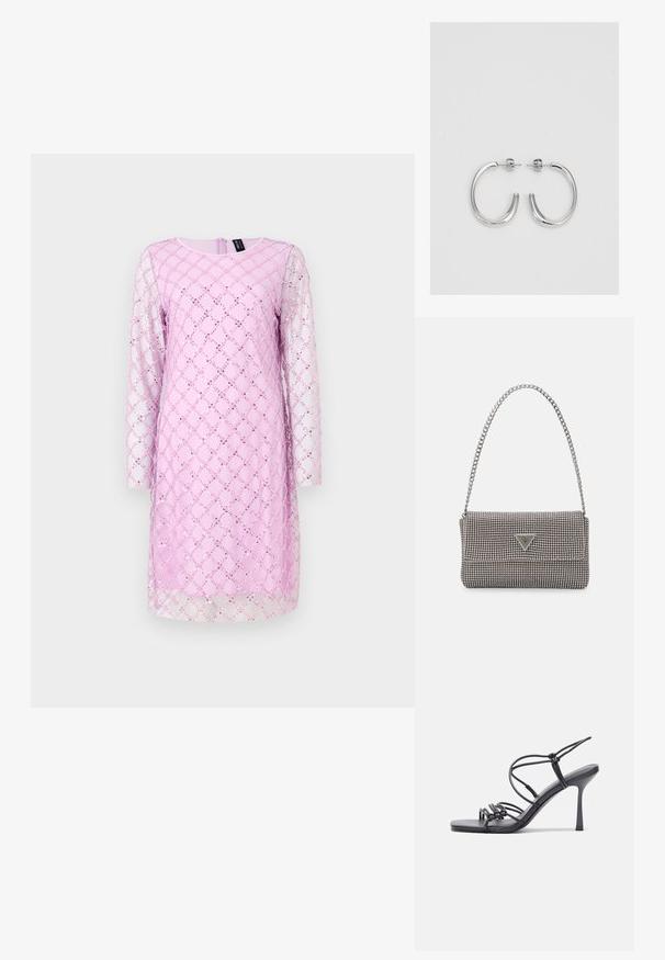 Pika roosa pika varrukaga kleit, millel on teemantimuster sädelustega ja läbipaistev overlay. Ümar kaelus ja lukk taga.; Mustad musta värvi kontsandaalid on varustatud peente rihmadega, millel on sõlmekujundus, siledad ruudukujulised varbad ja stiilne stilettokonts.; Helehall metallik handbags, millel on kett, kaunistatud väikeste ümmarguste metallist õmblustega ja kolmnurkse brändi logoga.; Hõbedased rõngaskõrvarõngad, millel on sile ja läikiv pind. Ümar kuju, kerge disain, millel on post-tagumise kinnituse süsteem.