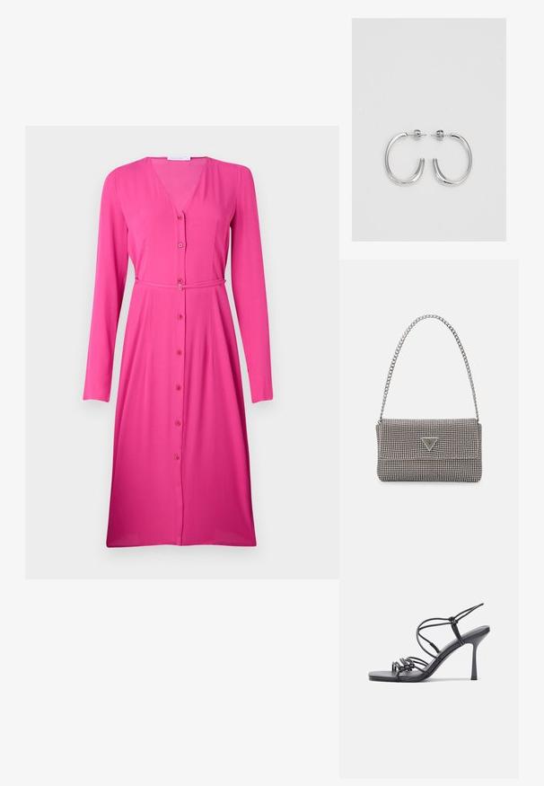 Ilga rankovė, rožinė suknelė, pagaminta iš lygaus audinio. V-kaklo iškirptė su sagų priekiu ir atitinkama audinio diržas liemens vietoje.; Juodos aukštakulnės sandalai pasižymi plonyčiais dirželiais su mazgo dizainu, lygiu kvadratiniu pirštu ir elegantišku stiletto kulnu.; Šviesiai pilka metalinė rankinė su grandinėlės dirželiu, papuošta mažais apvaliais metaliniais smeigėmis ir trikampiu prekės ženklu.; Sidabrinės auskarai žiedai su lygiu, blizgiu paviršiumi. Suapvalinta forma, lengvas dizainas, su uždarymu ant smeigtuko.