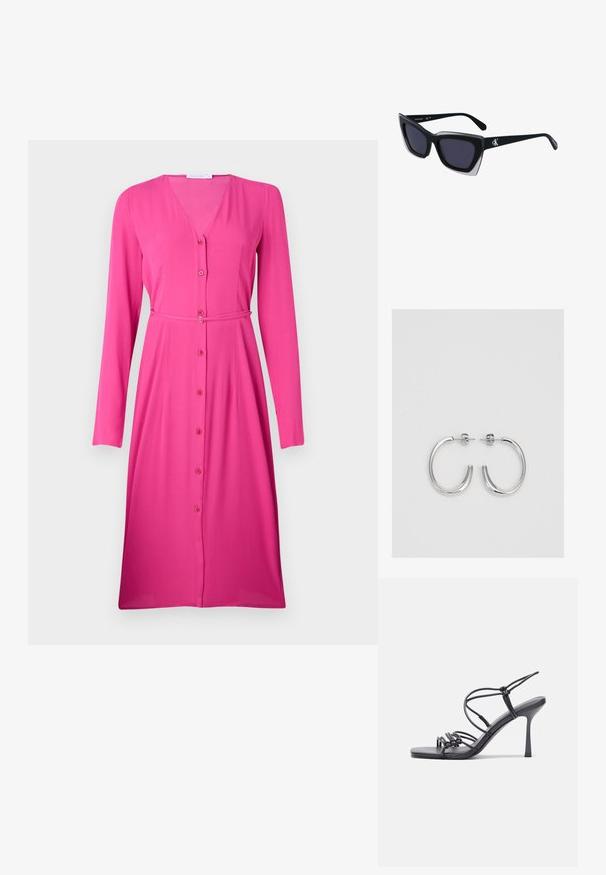 Długa różowa sukienka z długimi rękawami, uszyta z gładkiego materiału. Dekolt w kształcie litery V z zapięciem na guziki i pasującym paskiem z tego samego materiału w talii.; Czarne sandały na wysokim obcasie mają cienkie paski z węzłowym wzorem, gładki, kwadratowy czubek i smukły obcas w stylu szpilki.; Czarne, oversize okulary przeciwsłoneczne o geometrycznym kształcie, z ciemnymi soczewkami i kontrastującym szarym detalem na oprawie. Logo na ramieniu.; Srebrne kolczyki koła o gładkiej, błyszczącej powierzchni, z zakrzywionym kształtem i zapięciem na sztyft. Minimalistyczny design z nowoczesnym wykończeniem.