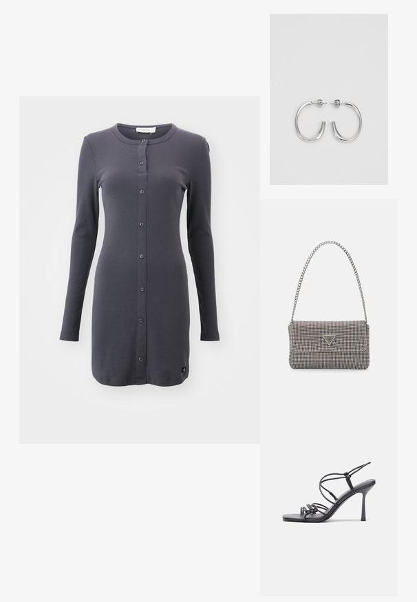 Ilgųjų rankovių, tamsiai pilkas kardiganas, pagamintas iš merino vilnos; turi apvalią apykaklę ir visiškai prisiūtas mygtukus su mažuoju logotipo žymekliu apačioje.; Juodos aukštakulnės sandalai pasižymi plonyčiais dirželiais su mazgo dizainu, lygiu kvadratiniu pirštu ir elegantišku stiletto kulnu.; Šviesiai pilka metalinė rankinė su grandinėlės dirželiu, papuošta mažais apvaliais metaliniais smeigėmis ir trikampiu prekės ženklu.; Sidabriniai lankelio formos auskarai su lygiu, blizgiu paviršiumi, išlenktos formos ir su užsegimu. Minimalistinio dizaino su moderniu apdaila.