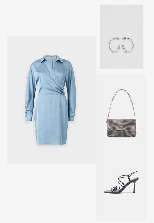 Rochie din satin de culoare bleu deschis, cu mâneci lungi, guler și manșete strânse. Dispune de un decolteu în formă de V și o suprafață netedă, lucioasă.; Sandale negre cu toc înalt au curele subțiri cu un design legat, un vârf pătrat neted și un toc stiletto elegant.; Geantă metalică gri deschis, cu un strap din lanț, decorată cu mici ținte circulare metalice și un logo de marcă triangular.; Cercei rotunzi din argint cu un finisaj neted și strălucitor. Design ușor, având o formă rotundă și închidere cu tijă.