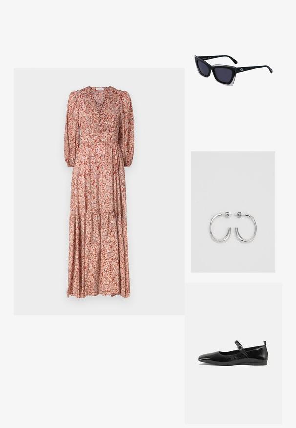 Maxi ruha mély V-nyakkal, hosszú puffos ujjal és réteges szoknyával. Könnyű anyagból készült, meleg tónusú virágmintával.; Fekete lakk bőr lapos cipő hegyes orral, bokapánttal csattal és sima, fényes felülettel. Alacsony sarok a kényelemért.; Fekete, nagyméretű napszemüveg geometrikus formával, sötét lencsékkel és kontrasztos szürke részlettel a kereten. Logó a szárán.; Ezüst karika fülbevalók sima, fényes felülettel. Lekerekített forma, könnyű kialakítással, tűs zárómechanizmussal.