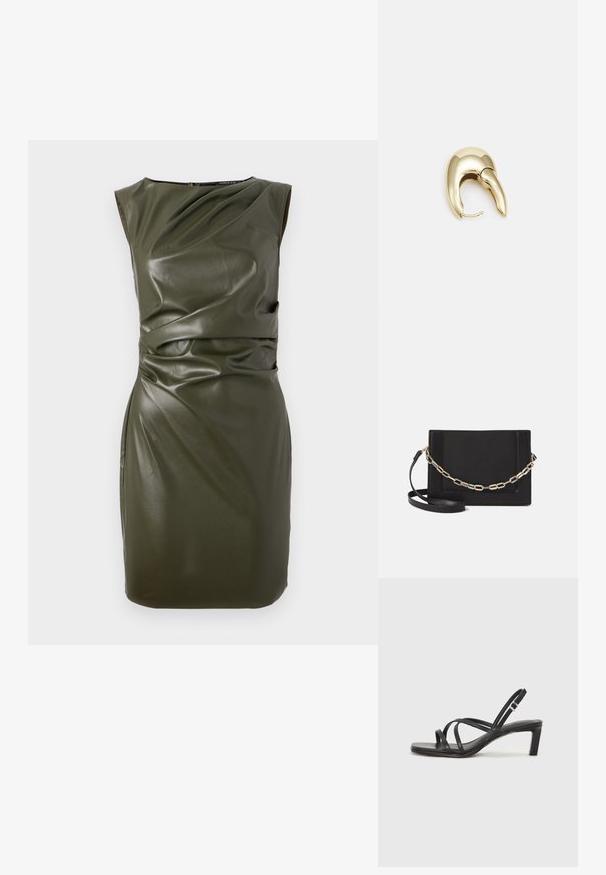 Olivově zelené bezramenné šaty vyrobené z materiálu podobného kůži, s přiléhavým střihem a drapérií na živůtku a pase.; Černé sandály na tenkém podpatku se čtveratou špičkou a nízkým blokovým podpatkem. Mají několik tenkých popruhů a nastavitelné zapínání okolo kotníku. Vyrobeny z hladké kůže.; Černá kožená crossbody taška s hladkým povrchem, obdélníkovým tvarem a kovovým řetízkem na přední straně. Součástí je nastavitelný popruh.; Náušnice ve zlatém tónu z kovu s elegantním zakřiveným designem. Vyznačují se jedinečným špičatým tvarem, lesklým povrchem a závěsem na kloub.