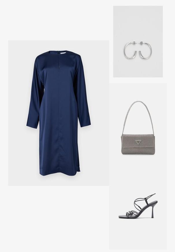 Tumši zila satīna kleita ar garām piedurknēm, augstu apkakli un rāvējslēdzēju muguras pusē. Aprīkota ar sānu šķēlumiem ērtākai kustībai un gludu siluetu.; Melnas augstpapēžu sandales ar plāniem siksniņām un mezgla dizainu, gluda kvadrātveida purngalu un elegantu stiletto papēdi.; Gaiši pelēka metāla rokassoma ar ķēdes siksnu, rotāta ar mazām apaļām metāla kniedēm un trīsstūra zīmola logo.; Sudraba riņķveida auskari ar gludu, spīdīgu apdari. Apaļas formas, viegla dizaina, ar aizdari uz stieples.