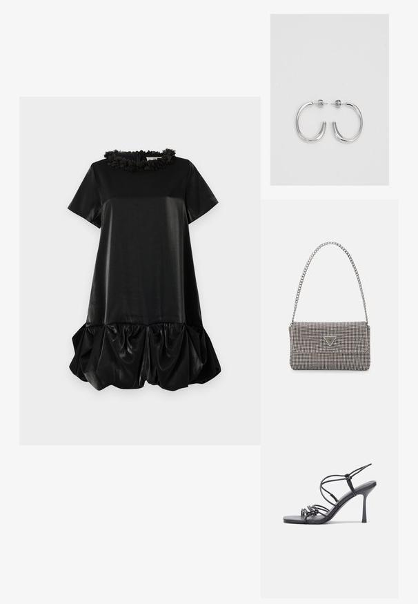 Čierne krátkoprsté šaty z hladkej tkaniny, s volánovým kvetinovým golierom a objemným skladaným lemom pre dodatočnú textúru.; Čierne sandále na vysokom podpätku majú tenké remienky s uzlovým dizajnom, hladký štvorcový špičku a elegantný stiletto podpätok.; Svetlošedá metalická kabelka s reťazovým popruhom, ozdobená malými kruhovými kovovými štítkami a trojuholníkovým logom značky.; Strieborné kruhové náušnice s hladkým a lesklým povrchom. Okrúhly tvar, ľahký dizajn, s uzáverom na kolík.