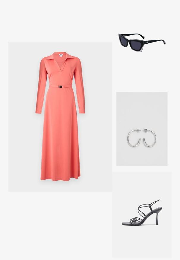 Koralo spalvos suknelė ilgomis rankovėmis, su V formos iškirpte, pabrėžta talija su diržu ir sklandžiu audinio tekstūra. A formos siluetas, ilgis iki grindų.; Juodos aukštakulnės sandalai pasižymi plonyčiais dirželiais su mazgo dizainu, lygiu kvadratiniu pirštu ir elegantišku stiletto kulnu.; Juodos didelės saulės akinių su geometrine forma, turinčiais tamsius objektyvus ir kontrastingą pilką detalę ant rėmelio. Logotipas ant šalon.; Sidabrinės auskarai žiedai su lygiu, blizgiu paviršiumi. Suapvalinta forma, lengvas dizainas, su uždarymu ant smeigtuko.
