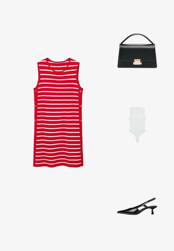 Czerwona sukienka bez rękawów w poziome białe paski, z guzikami po bokach. Wykonana z gładkiego, lekkiego materiału.; Biały body z kwadratowym dekoltem, bez rękawów, gładką fakturą i zapięciem na napy na dole. Prosty i minimalistyczny styl.; Czarne lakierowane czółenka na odkrytej pięcie z wąskim noskiem, z wykrojem po bokach i małym kwadratowym obcasem. Gładka faktura z minimalnymi akcentami.; Czarna skórzana torebka o zorganizowanej konstrukcji, z górną rączką i złotym metalowym zapięciem z przodu. Gładka faktura, minimalne przeszycia.