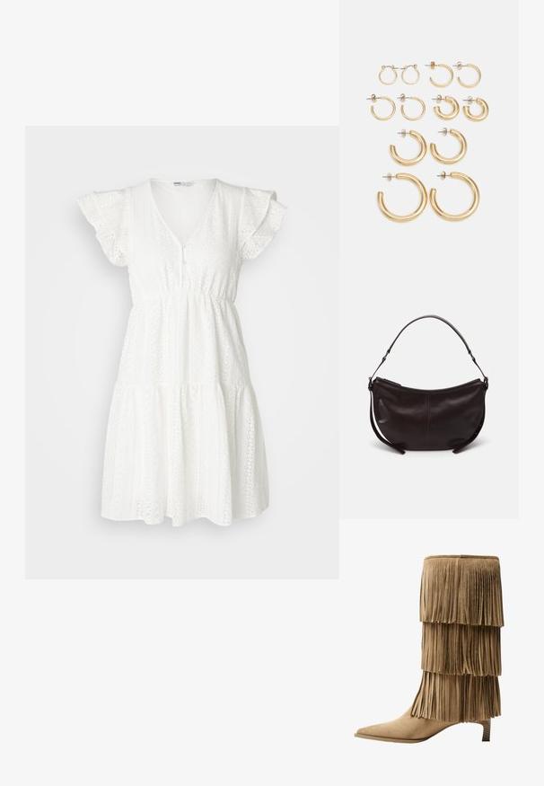 Biele šaty vyrobené z textúrovanej tkaniny s dielmi s dierkami, krátkymi volánovými rukávmi, výstrihom do V a designom so sukňou v stupňoch.; Krajkové členkové topánky z hnedej semišovej kože s tromi vrstvami franje. Špicatá špička a nízky blokový podpätok. Hladká štruktúra po celej ploche.; Tmavohnedá kožená taška cez plece s zakriveným tvarom, hladkou textúrou a jedným nastaviteľným popruhom. Obsahuje zips.; Sada zlatých kruhových náušníc s rôznymi veľkosťami a dizajnmi, vrátane malých, stredných a veľkých štýlov, s hladkým kovovým povrchom.