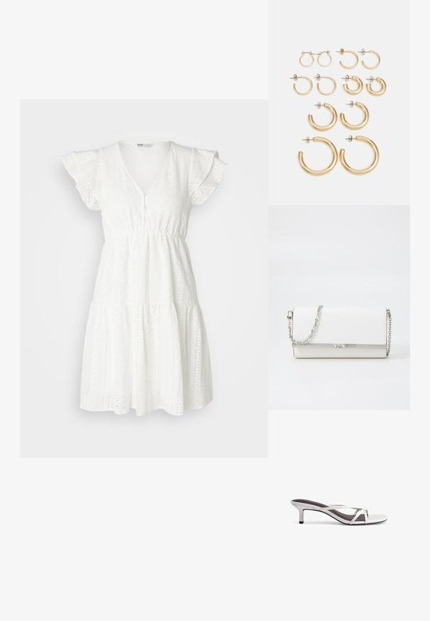Biała sukienka uszyta z teksturowanej tkaniny z ażurowymi detalami, z krótkimi falbaniastymi rękawami, dekoltem w serek i warstwowym fasonem spódnicy.; Srebrne sandały na obcasie z krzyżującymi się paskami, o gładkiej fakturze i spiczastym nosku. Obcas ma wysokość około dwóch cali.; MICHAEL Michael Kors - Torba na ramię; Zestaw złotych kolczyków w kształcie kół, oferujący różne rozmiary i wzory, w tym małe, średnie i duże style, z gładkimi metalicznymi wykończeniami.