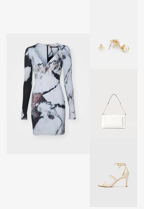 Kleita z long sleeves, dekorēta ar marmora rakstu baltā, melnā un rozā toņos, ar pieguļošu siluetu un dziļu V veida kakla izgriezumu.; Bež čevlji na visoki peti s tankim trakcem okrog gležnja in dvema zgornjima trakoma. Sijajna lakirana površina in zlat detajl na trakcu okrog gležnja.; Bela usnjena torbica z teksturirano površino, ki vključuje zlat pas in črne detajle. Ima sprednji žep in zadrgo.; Zlato obarvani uhani s dekorativnim dizajnom, ki vključujejo biserni dodatek, kovinski vložek in prozoren gumijast podložek.