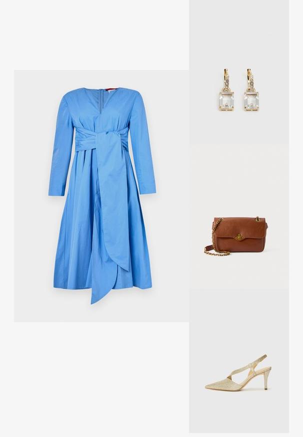 Sininen pitkähihainen mekko, jossa on leveä hame, kapea vyötärö ja sivusolki-yksityiskohta, syvä V-pääntie ja piilotettu vetoketju takana.; Kimallellinen kultainen slingback-korkokenkä, jossa on teräväkärkinen muoto, ohut nilkkastrappi ja kapea korko. Pintamateriaali on teksturoitu metallinen.; Ruskea nahkainen olkalaukku, jossa on läppäkiinnitys, kultaiset yksityiskohdat ja ketjuhihna. Sileä pinta, suorakulmainen muoto, minimaalinen yksityiskohtaisuus.; Kulta-sävyiset korvakorut, joissa on suorakulmainen, kirkas kivi roikkumassa pienen, pyöreän kirkkaan korosteen rivin alapuolella. Tyylikäs, moderni muotoilu.