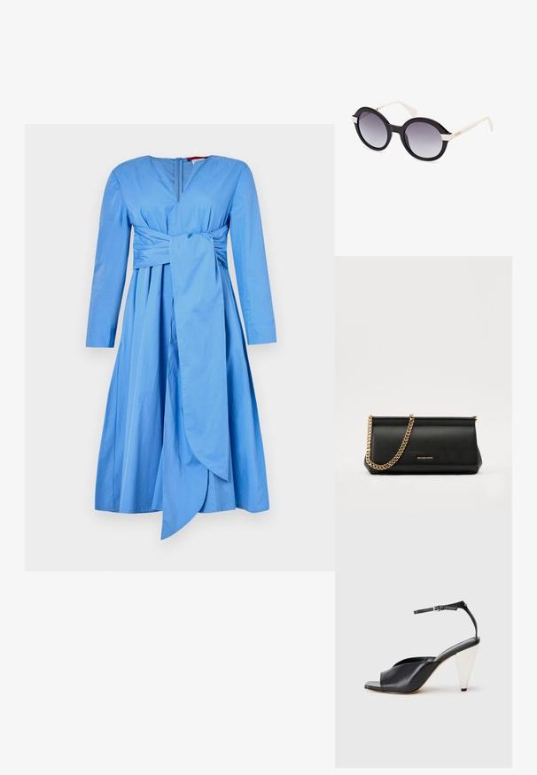 Blaues langärmliges Kleid mit einem ausgestellten Rock, tailliertem Bund und seitlicher Bindung, ausgestattet mit einem tiefen V-Ausschnitt und einem verdeckten Reißverschluss auf der Rückseite.; Schwarze Leder-Hochzehen-Sandale mit offener Zehe, asymmetrischem Design, Knöchelriemen und metallic kegelförmigem Absatz. Glatte Textur über das gesamte Produkt.; Schwarze Kunststoffsonnenbrille mit grauen verlaufenden Gläsern, übergroßer runder Form, weißen Bügeln und einer leichten Wellenverzierung an der Oberseite.; Schwarze Leder-Clutch mit einer goldenen Ketten-Trage, die eine glatte Oberfläche, rechteckige Form und geprägtes Branding auf der Vorderseite aufweist.