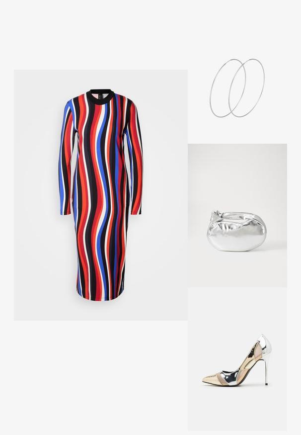 Abito a maniche lunghe con un motivo ondulato multicolore in rosso, blu, bianco e nero. Realizzato in tessuto a coste, con scollatura rotonda.; Scarpa con tacco alto a punta, con una combinazione di colori argento, oro e nudo. Finitura lucida con design a ritaglio, con tacco a stiletto.; Borsa a pochette metallica argentea con una forma morbida e arrotondata e chiusura superiore annodata. Realizzata in materiale sintetico morbido.; Orecchini a cerchio in argento con un design minimalista. Forma circolare, superficie liscia e profilo sottile. Leggeri con una finitura lucida.