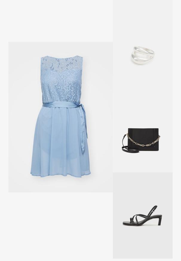 Svetlomodré šaty s čipkovaným korzetom a púzdrovou sukňou z chiffon, s nariaseným pásom a saténovými stužkami.; Čierne sandále na vysokom podpätku so štvorcovou špičkou a nízkym blokovým podpätkom. Obsahujú viacero tenkých popruhov a nastaviteľný členkový popruh. Vyrobené z hladkej kože.; Čierna kožená crossbody taška s hladkou textúrou, obdĺžnikovým tvarom a kovovým reťazovým detailom na prednej strane. Súčasťou je nastaviteľný popruh.; Strieborný prsteň s dvojitým pásikom s hladkým, lesklým povrchom. Má plynulý, zakrivený dizajn s prekryvajúcimi sa časťami pre moderný vzhľad.