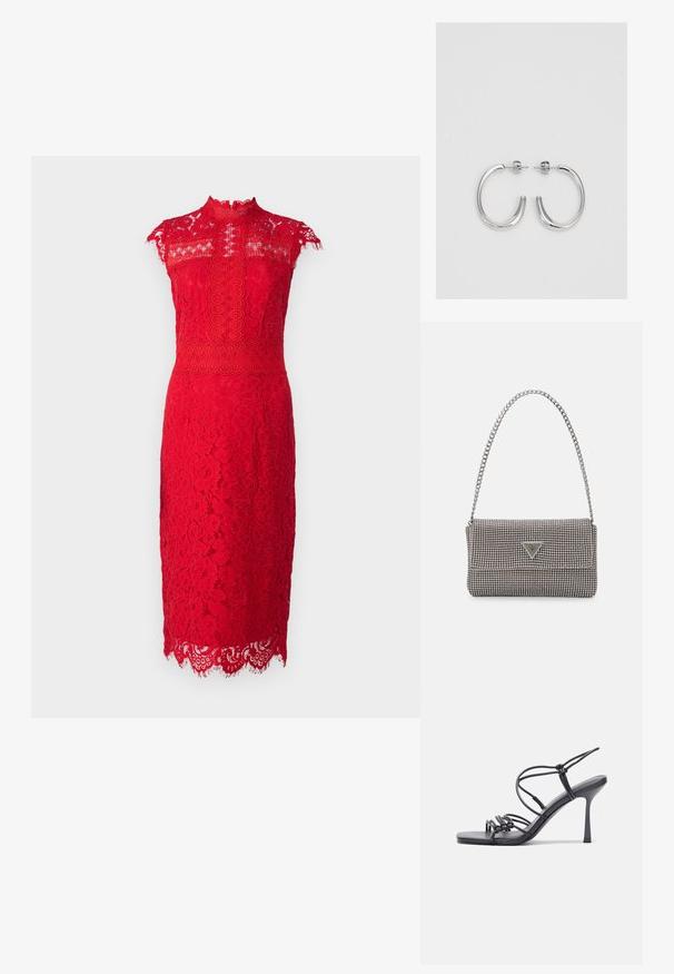 Červené čipkované midi šaty s vysokým golierom, krátkymi rukávmi, kvetinovým vzorom, zúženým lemom a vertikálnym čipkovým detailom na prednej strane.; Čierne sandále na vysokom podpätku majú tenké remienky s uzlovým dizajnom, hladký štvorcový špičku a elegantný stiletto podpätok.; Svetlošedá metalická kabelka s reťazovým popruhom, ozdobená malými kruhovými kovovými štítkami a trojuholníkovým logom značky.; Strieborné kruhové náušnice s hladkým, lesklým povrchom, majú zakrivený tvar a zapínanie na puzetu. Minimalistický dizajn s moderným vzhľadom.